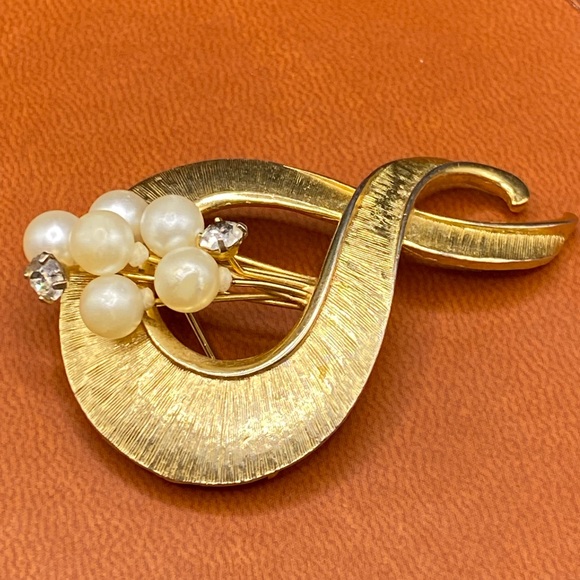Vintage Expan Signed GoldTone Brooch/Pin Faux Pearls & Rhinestones - Picture 3 of 8